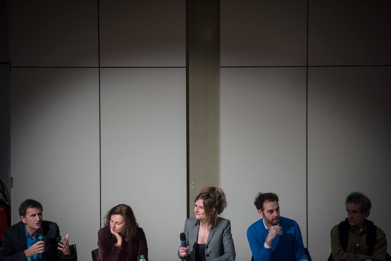 La tribune du débat "Quelles sont les sources de la radicalité ?" De gauche à droite Olivier Galland, Anne Muxel, Julie Gacon (journaliste à France Culture - modératrice), Jean Birnbaum et Farhad Khosrokhavar et © Bertrand Gaudillère / Item