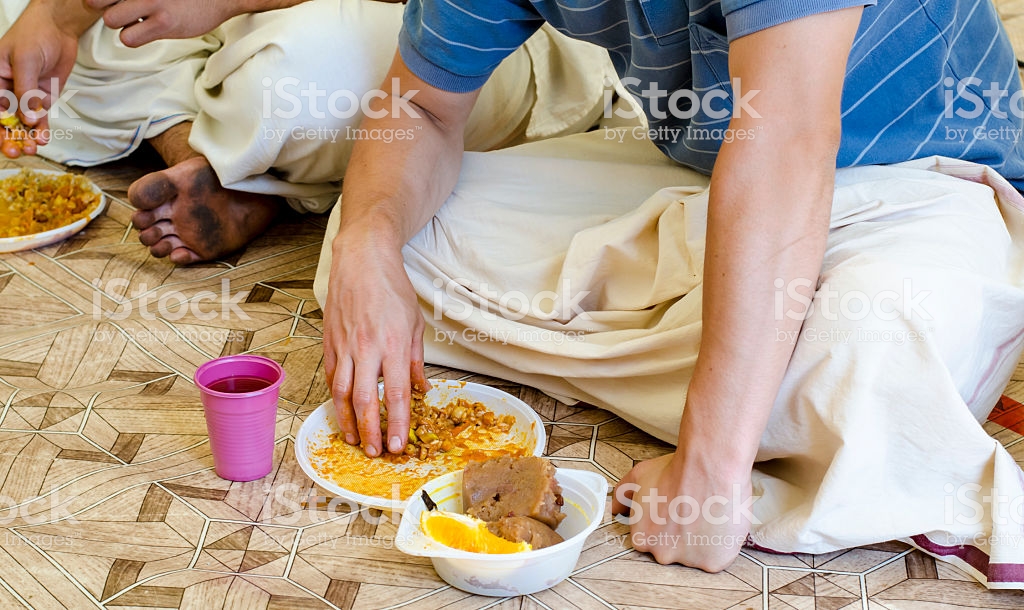 un indien mange avec les mains